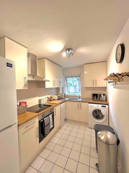 Windsor Gate Retreat: Central 2-Bed with Parking Exterior photo